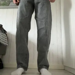 Säljer nu detta par woodbird jeans då det inte är min stil längre. Jeansen är i 9/10 skick och är i storlek W31 L32, jag är 183 cm lång.