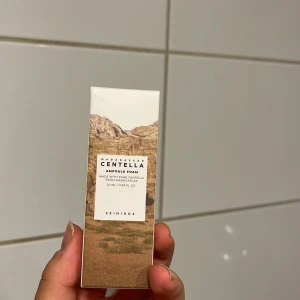 Centella ampoule foam skin1004 - Säljer helt ny vattenbaserad foam cleanser från märket skin1004. Testa på koreansk hudvård! Först som antingen köper denna eller min cleansing oil får även en toner samt serum som det ca är 1/3 kvar i helt gratis (båda är travel size).