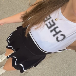 Cheerleader dräkt  - Cheerleader dräkt med tillhörande pom poms! Finns tecken på användning på klänningen men funkar fortfarande perfekt till en utklädnad💞