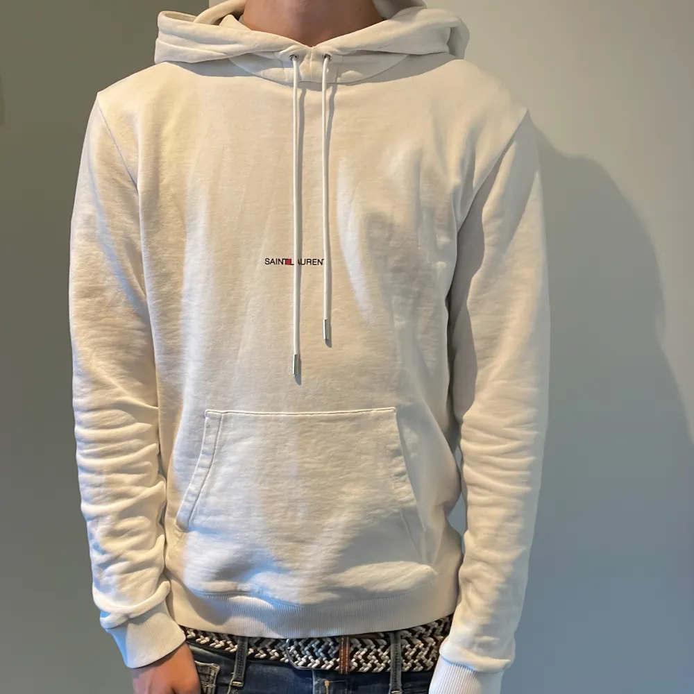 Hej! Säljer nu en skit fet saint Laurent hoodie perfekt till sommaren. Skicket är bra men finns ytterst små lagningar på ryggen syns knappt. Hör av er vid frågor . Hoodies.