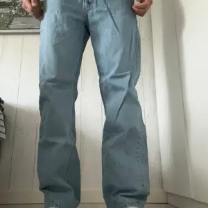 Säljer nu detta par DrDenim jeans då det inte är min stil längre. Jeansen är i 9/10 skick och är i storlek W32 L32, jag är 183 cm lång.