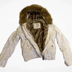 Abercrombie & Fitch jacka - Perfekt skick! Använd en vinter och va supervarm och skön. Storlek M men sitter bra på mig som bär S/XS🫶