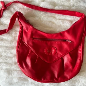 Silvia Rossini Fashion Bag - Röd Silvia Rossini väska i lite slitet skick på utsidan men i bra skick på insidan. 