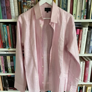 Grish skjorta - Rosa linne skjorta från Dahlin i storlek L. Sitter perfekt och passar utmärkt till sommaren. Den är nyskick och säljs för 700kr i butik.  Hör av dig vid funderingar😀