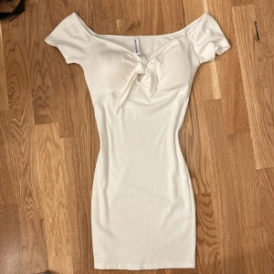 Söt klänning  - Säljer en jättesöt vit klänning med insydda kupor då den inte kommer till användning. Endast använd Max 4 gånger! Kom privat för fler bilder/frågor ❤️det står ingen storlek men den sitter som S/XS. 