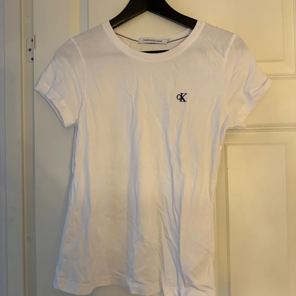 Calvin Klein T-shirt i nyskick. Storlek m men även en s kan ha denna.  Skrynklig då den ha legat i garderoben.  . T-shirts.