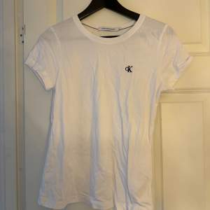 Calvin Klein T-shirt i nyskick. Storlek m men även en s kan ha denna.  Skrynklig då den ha legat i garderoben.  