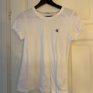 Calvin Klein  - Calvin Klein T-shirt i nyskick. Storlek m men även en s kan ha denna.  Skrynklig då den ha legat i garderoben.  