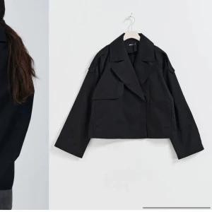 Jacka gina - Såljer denhär jackan/trenchcoaten från gina. Helt ny i skicket då jag använt den endast en gång. Strl s, jättefin😇 kostar 700 ny