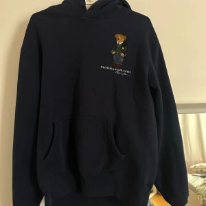 Hoodie ralph lauren - Söt hoodie från raplh lauren. Bandet till luvan är tyvärr borta