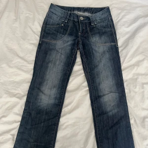 Lågmidjade jeanse  - Lågmidjade jeanse med coola fickor både fram och bak. Utsvängda/raka. Köparen står för frakten.