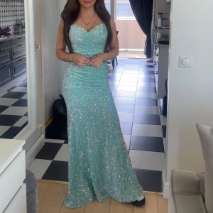 drömmig glittrande balklänning🦋✨ - Säljer min älskade balklänning!! Turkos, glittrig mermaiddress som påminner om havet 🥹⭐️🌊 gott skick (använd en gång) och köpt från Faeriesty för cirka 1200 sek. Snygg passform som är tajt i midjan och med ett litet vackert släp. Skriv för frågor/bild