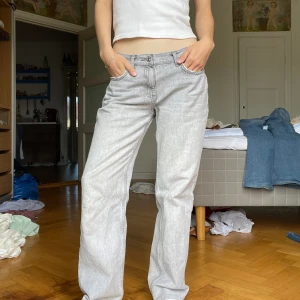 lågmidjade Jeans - Snygga grå jeans från Gina, har perfekt baggy fit och låg midja. Köper betalar för frakt. Är i storlek 36 men beror lite på hur man vill att de ska sitta, jag har ofta 34 och tror att även 38 kan passa. 