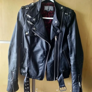 Jofama by Kenza Skinnjacka - En fin skinnjacka som är storlek 38/M. Köptes secondhand på FB för ett tag sen, säljs för att jag köper en annan model som också är mindre.  Nypris ca 2000kr, säljs för 500 pga secondhand och skada ifrån metal pin.  Kan mötas i Stockholm.