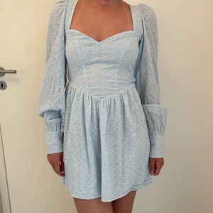 Klänning - Klänning från nakd. Super fin! Använd vid 1 tillfälle så den är i väldigt bra skick💗