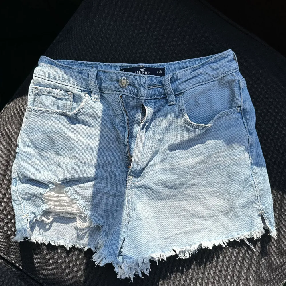 Ultra High-rise Mom Shorts från Hollister. Sparsamt använda, men den ’distressed’ delen har släppt en del. Mjuka och bekväma shorts 🌸✨. Shorts.