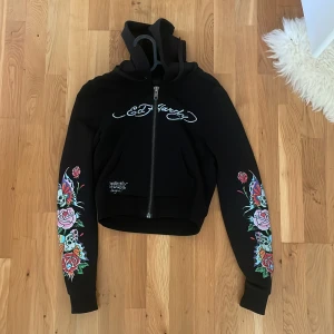 edhardy kofta - jätte bra skick nästan aldrig använd. står M i den men den är jätte kort 