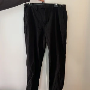 Kostymbyxor från Massimo Dutti - Ett par kostymbyxor från Massimo Dutti i en mer loosefit. Köpte fel storlek, bara testade hemma! Strl 42/L 🖤
