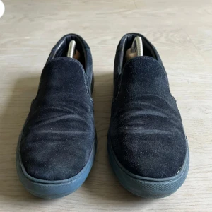 Moncler slips - As feta och trendiga moncler Slips som är i topp skick. Intressekoll  Säljer pga att de har växt ur mig men de har mycket kvar att ge. Använda i ca 3 veckor.    Tänker runt 1400kr men är flexibel vid snabb affär