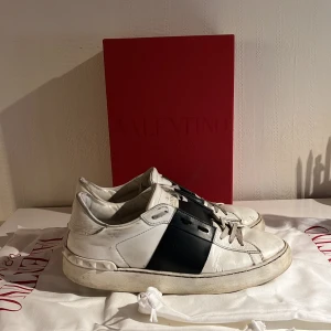 Valentino Garavani skor - Säljer mina valentino skor, dem är i storlek 40,5 men passar 42. Og priset ligger på cirka 4000kr. Är i helt okej kondition (7/10). Allt og är inkluderat (påsar och skolåda) 