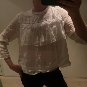 Blus med volanger  - Superfin blus med volanger från Neo Noir! 