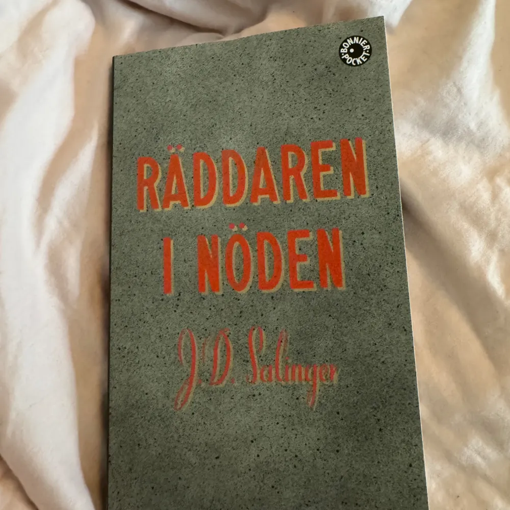 Räddaren i nöden av J.D Salinger. I skick som ny. Nypris: 89 kr. Vid snabb affär kan pris diskuteras!. Böcker.