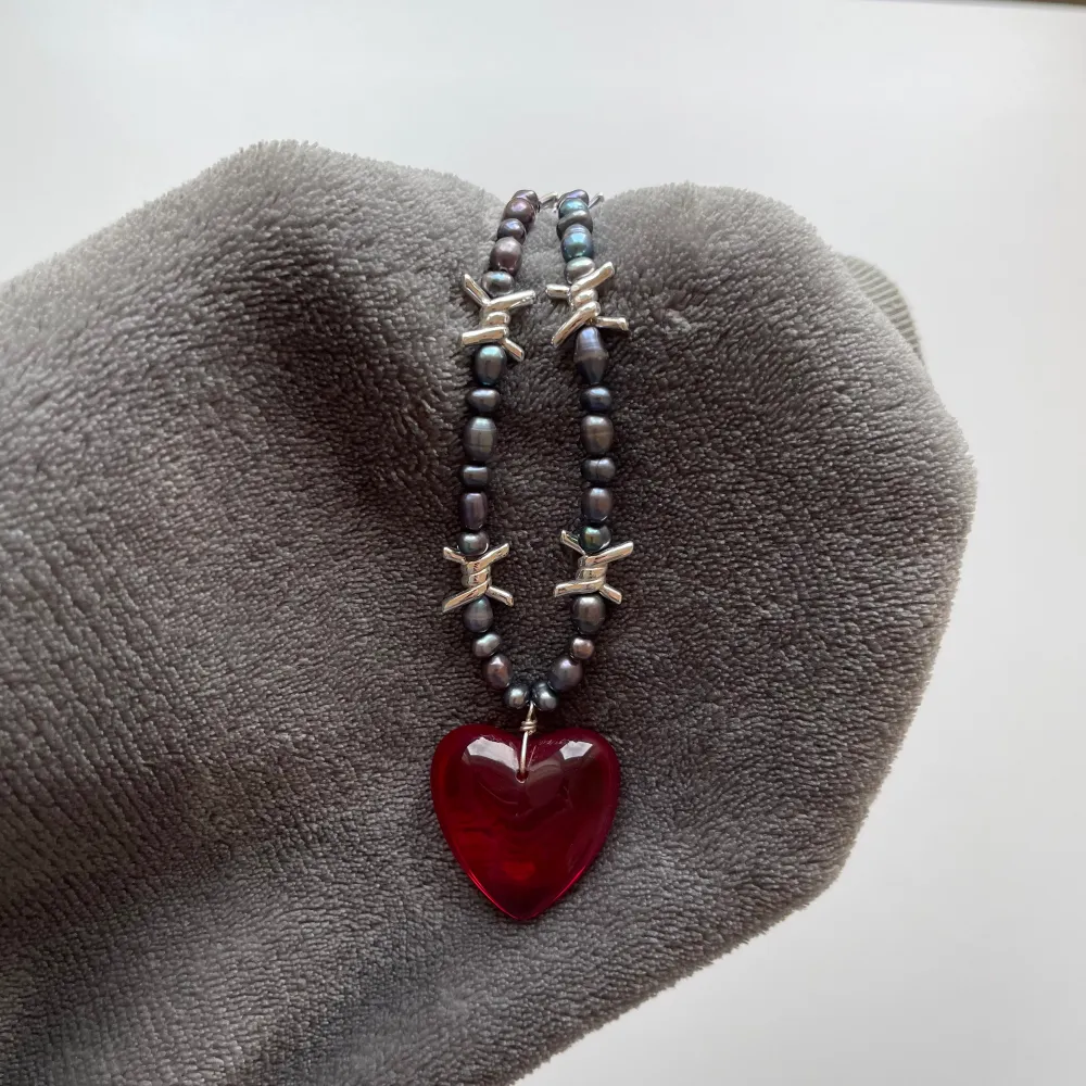 HEART OF STONE halsband från märket Regalrose. Jag har använt den ett fåtal gånger. Den är som ny och har inga missfärgningar på silvret alls. Original pris 679kr.. Accessoarer.