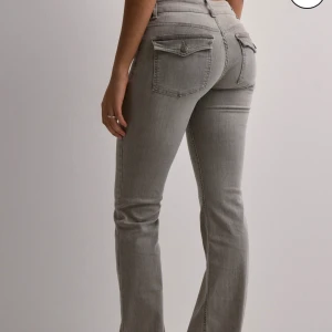 Slutsålda jeans - Slutsålda jeans från Nelly. Bootcut och långivande. Aldrig använda. Storlek 38. Enligt hemsidan är de 74cm i midjan och 100cm i längd. De är stretchiga också❤️