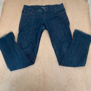 Low waist Jeans - Low waist dam jeans.  Använt ett fåtal gånger, köpte på second hand avdelningen på monki. Jag tror jeansen inte går att köpa längre då det är ett gammalt märke men vet ej. Jeansen har en slits längst ned som endast går att stänga på det högra benet💕 