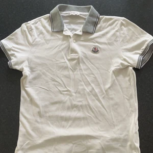 Moncler pike - Säljer nu denna moncler pike perfekt nu till sommaren! Storlek M i bra skick! Skriv om ni har några funderingar!