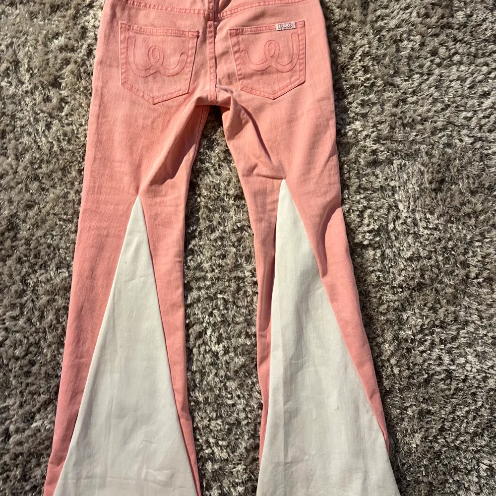 Coola rosa jeans. De är i storlek S men är små i storleken . Jeans & Byxor.