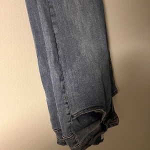 Ljus blåa Jeans - Dessa byxor är i väldigt fint skick, hör av er om mer bilder o om de är nått som ni vill fråga om byxorna så tveka inte😉