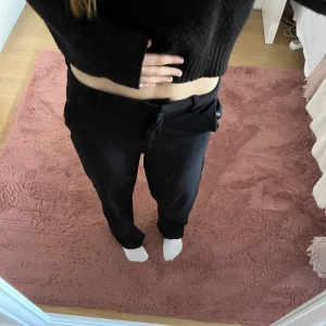 Vero moda kostymbyxor - Säljer dessa vero moda kostymbyxor som jag använt 1 gång förut, dem är lite mid rise men är super fina till en stickad tröja✨🩷