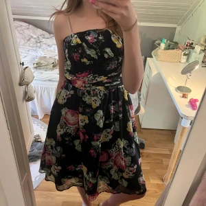 Bandeauklänning - Så fin klänning utan axelband. Dragkedja på sidan.  Stl M men passar även S. Skriv privat för fler frågor eller bilder! 💕