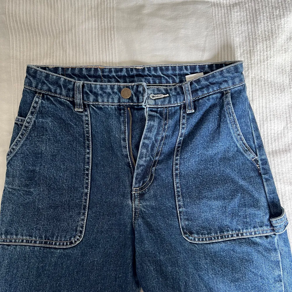 Snygga Jeans från Monki. High Waisted; säljes då de tyvärr inte kommer till användning. Strl 24, från Monki . Jeans & Byxor.