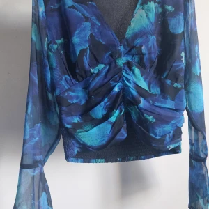 Blues storlek L från Vila  - Jätte fin blue och svart blues från vero moda.