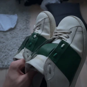 Valentino open - Valentino open storlek 46 men passar mer 45, skick 7/10 Nypris 7000kr, mitt pris 2849kr😍