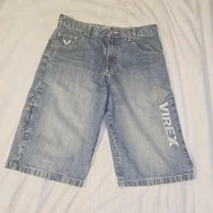 Avirex jeans shorts - Ljus blåa Avirex jeans shorts i bra skick. Kan gå ner i pris vid snabb affär. Kan mötas i Stockholm.
