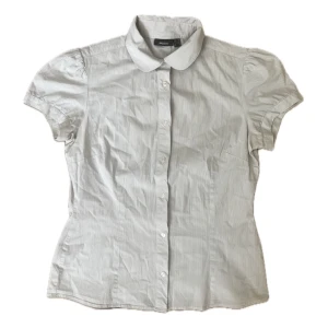 Kortärmad blus - Supersnygg kortärmad randig skjorta/blus från Mexx! Köpt på loppis o tyvärr var den för stor, så inte kommit till användning. Har någon fläck o är lite missfärgad under armarna men inget som man tänker på! (Skriv för bilder)💓