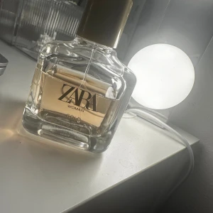 Zara parfym  - Zara golden parfymen har noter av jasminer، blommor och vanilj 