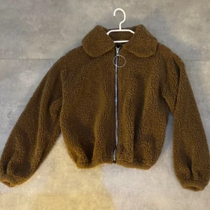 Teddy jacka - Brun Teddy jacka med dragkedja i nytt skick.