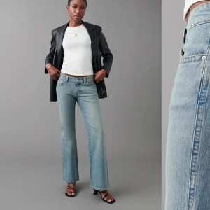 Y2k jeans - Ljusblå low waist jeans från Gina. Köptes för 2mån sen. Använda en gång men de var alldeles för stora o lämnade aldrig tillbaka. Storlek 38, bra i längd på mig som är 170. Passar någon med S/M. Jag har XXS/XS. Köpare står för frakt 