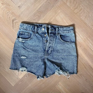 Jeans shorts  - Jättebra skick. Köpte förra året i augusti och har inte ens använt en gång! Blivit för korta 