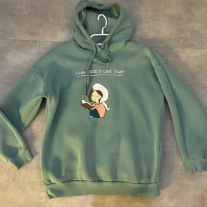 Hoodie- grön - Grön tjock hoodie med tryck i nytt skick.