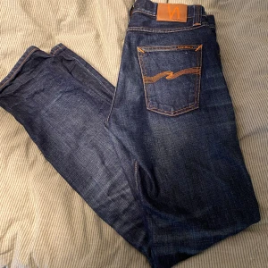 Nudie jeans - Säljer dessa as feta nudie Jensen som är i nyskick. 100% organic cotton. Perfekta nu till en kallare sommardag men annars supersnygga på vintern. supersköna och ingen deffekt på dem. Är du mellan 170 och 180 kommer dem passa.
