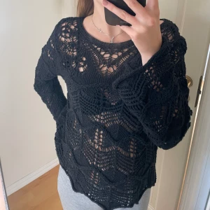 Stickad tröja - Mönstrad stickad tröja från Zara. Funkar både med och utan linne under! Använd max tre gånger🥰