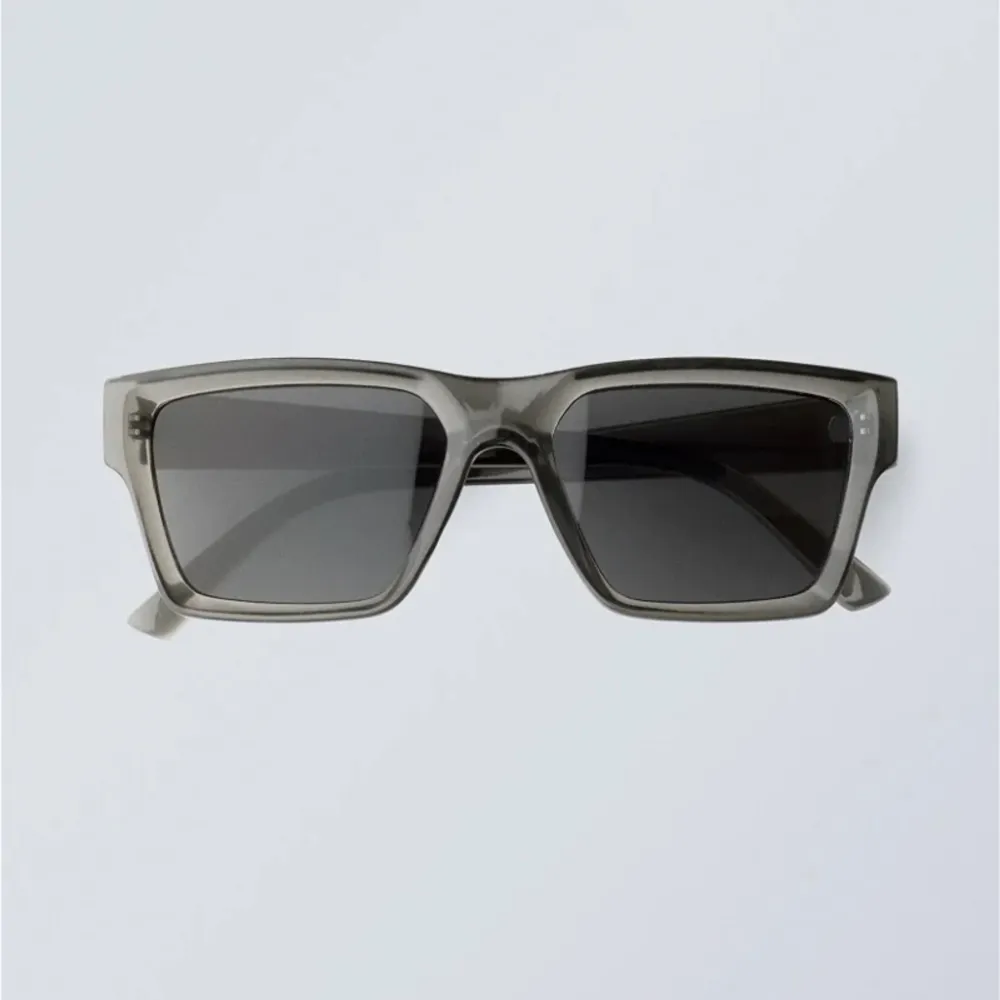 Fina solglasögon från Weekday i modellen ”Port”, använda en handfull av gånger.. Övrigt.