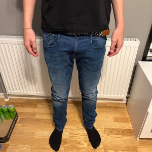 Replay jeans  - Hej, säljer mina Replay jeans då jag inte använder dem längre. Modellen är 180cm. Skicket är 9/10.