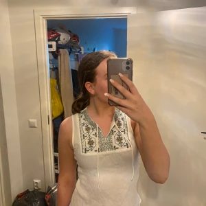 Sommarblus - Vit blus/linne med mönster. Lite bohemisk blandat med Stockholmsstil. 💕
