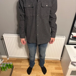 Kappahl overshirt - Hej, säljer min nya overshirt från Kappahl då jag ångra mitt köp. Den är köpt för 449kr. Modellen är 180cm. Skick 10/10.